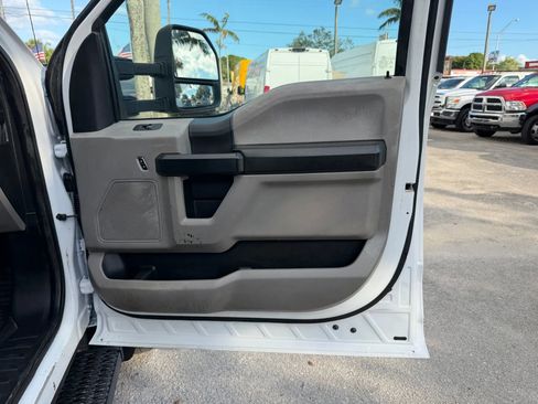Used 2017 Ford F550 image 19