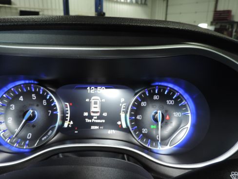 Used 2024 Chrysler Pacifica Touring-L AWD image 41