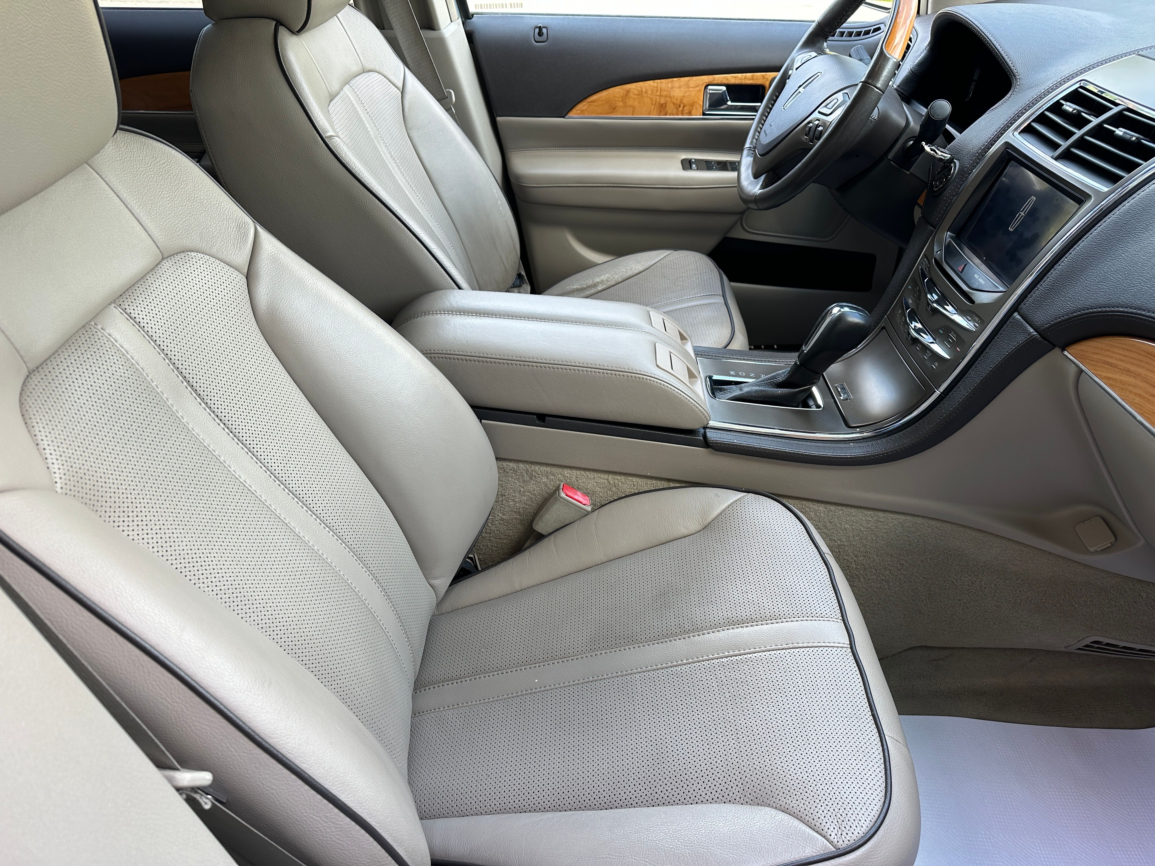 Used 2011 Lincoln MKX AWD image 12