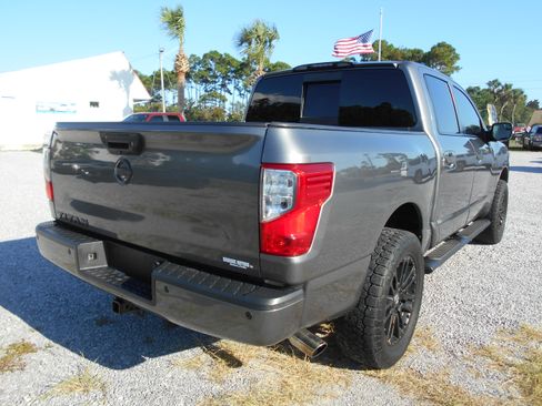 Used 2019 Nissan Titan SV image 6