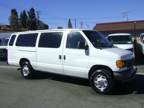 Used 2003 Ford E-350 and Econoline 350 Club Wagon image 4