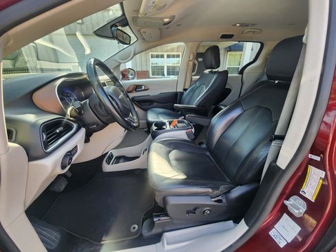 Used 2018 Chrysler Pacifica Touring-L FWD image 11