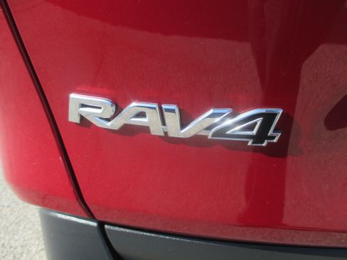 Used 2021 Toyota RAV4 AWD LE image 10