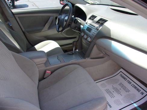 Used 2010 Toyota Camry LE Sedan FWD image 4