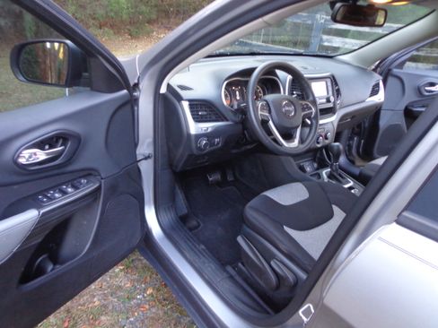 Used 2014 Jeep Cherokee Sport image 7