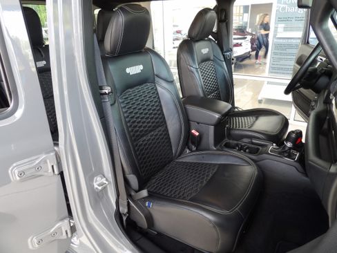 Used 2021 Jeep Wrangler 4WD Unlimited Sahara image 24