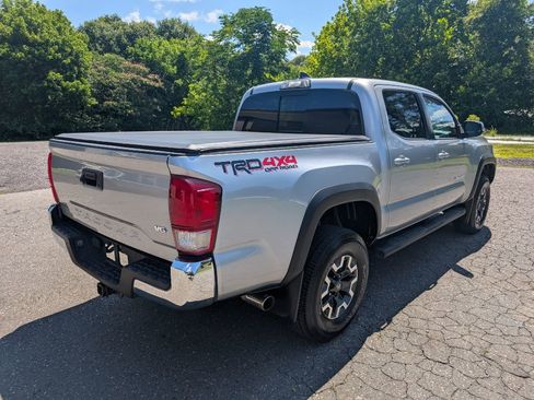 Used 2017 Toyota Tacoma TRD Off-Road image 6