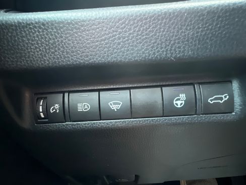 Used 2022 Toyota RAV4 AWD XLE w/ Convenience Package image 19