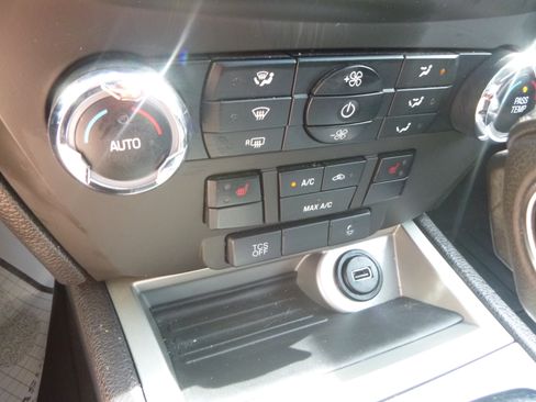 Used 2011 Ford Fusion SEL V6 FWD image 26
