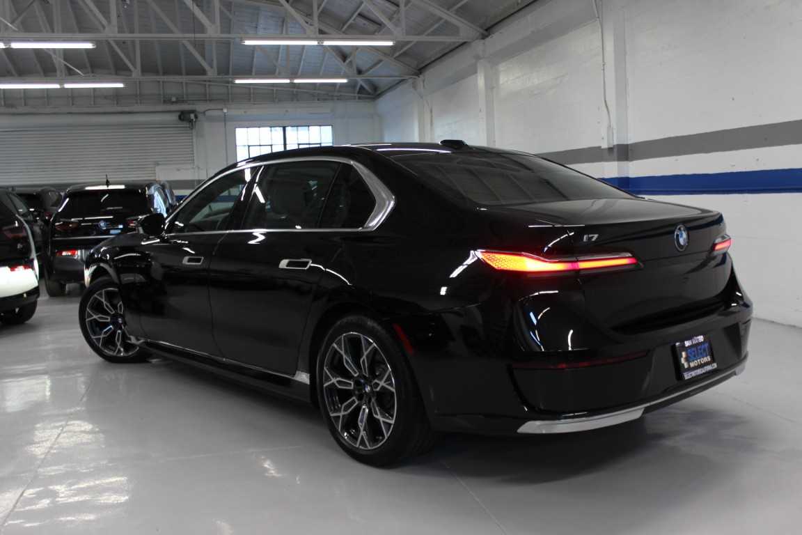 Used 2024 BMW i7 xDrive60 AWD/4WD image 14