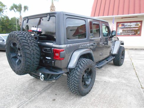 Used 2018 Jeep Wrangler Unlimited Sahara image 5