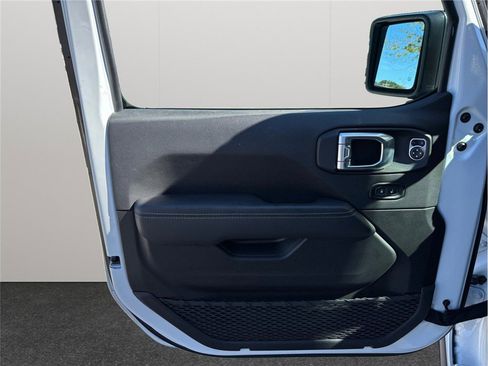 Used 2021 Jeep Wrangler Unlimited Sahara w/ Altitude image 19