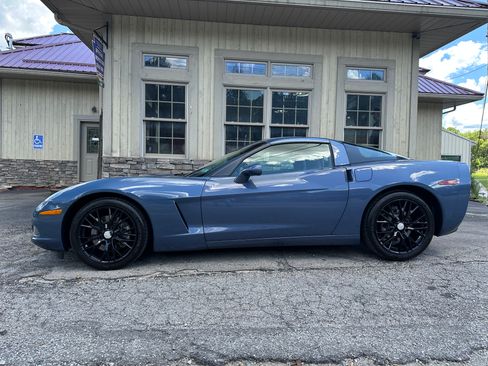 Used 2011 Chevrolet Corvette Coupe w/ 2LT RWD image 2