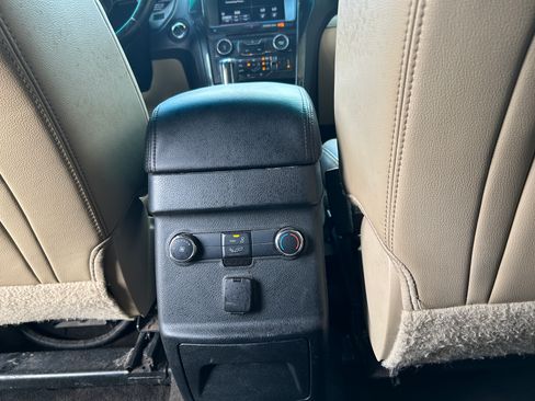 Used 2016 Ford Explorer FWD XLT image 18