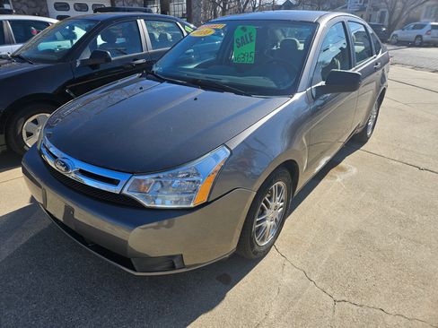 Used 2010 Ford Focus SE image 2