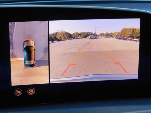 Used 2024 Cadillac Lyriq Luxury image 10