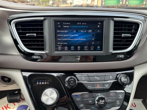 Used 2018 Chrysler Pacifica Touring-L image 24