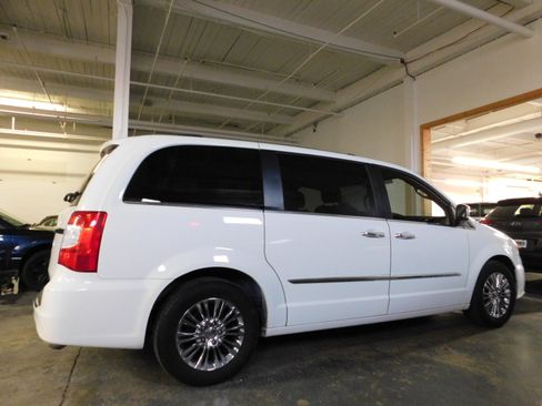Used 2011 Chrysler Town & Country Limited image 5