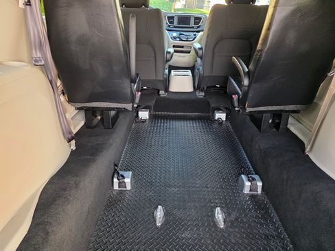 Used 2022 Chrysler Voyager LX image 19