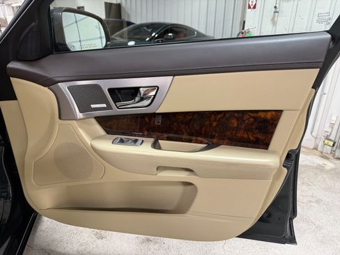 Used 2010 Jaguar XF Premium RWD image 20