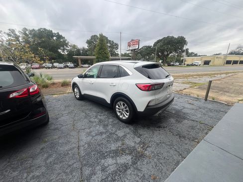 Used 2022 Ford Escape SE image 4