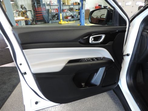Used 2023 Jeep Compass 4WD Limited image 34