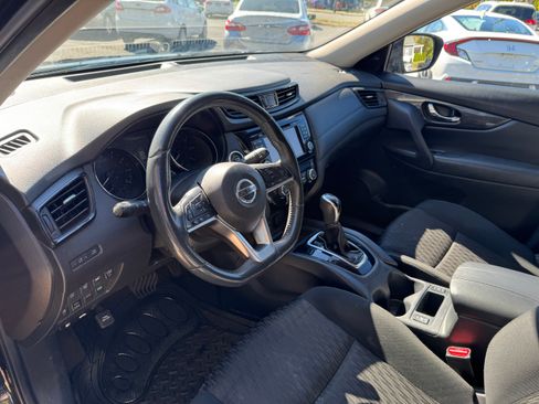 Used 2017 Nissan Rogue SV image 6
