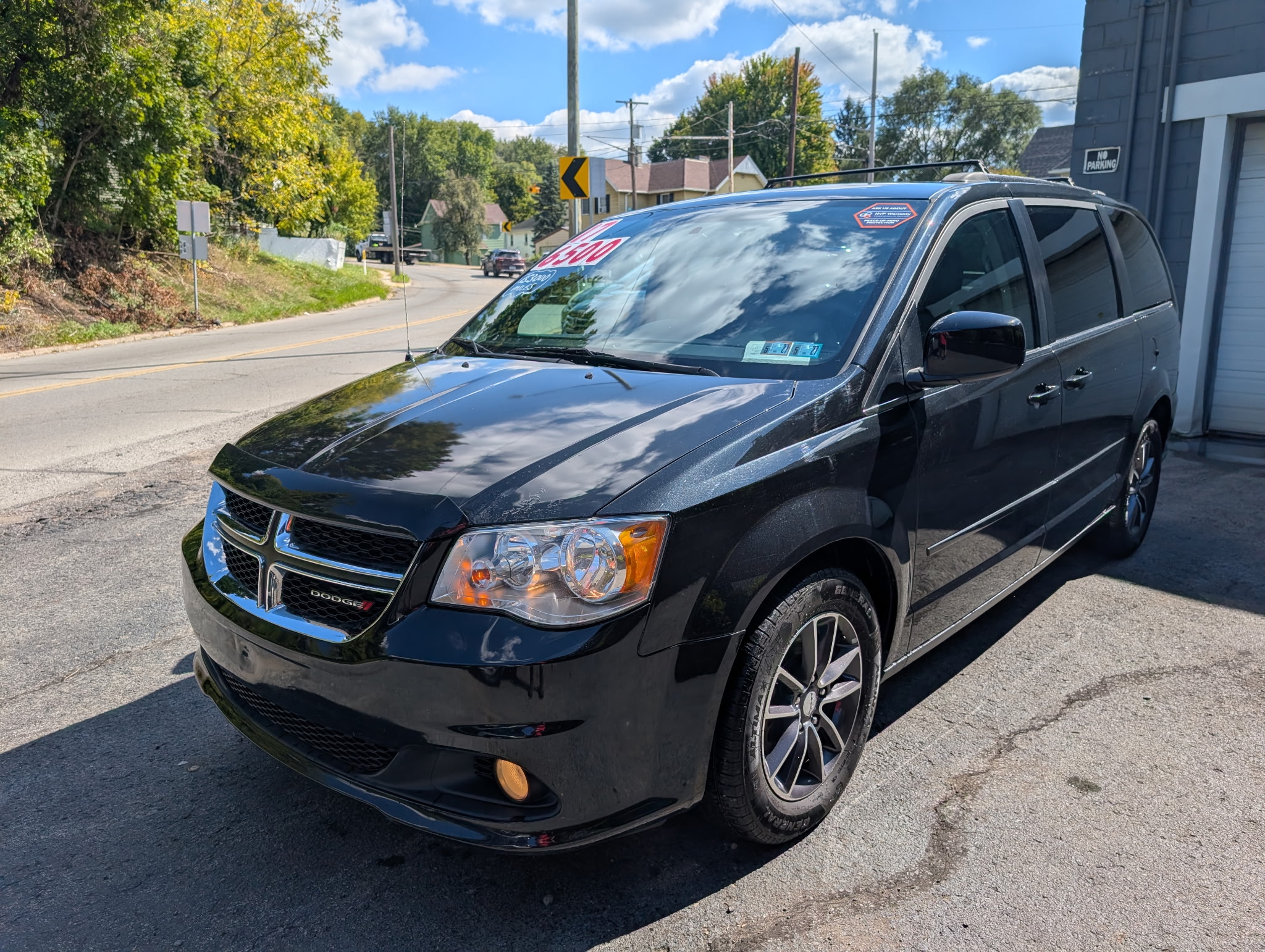 Used 2017 Dodge Grand Caravan SXT FWD image 1