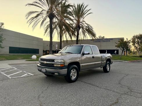 Used 2002 Chevrolet Silverado 1500 4x4 Extended Cab LT w/ Z71 image 1