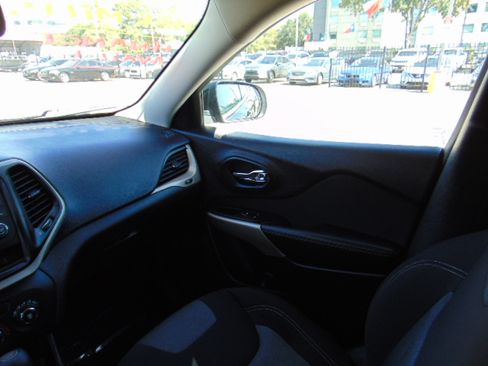 Used 2018 Jeep Cherokee Latitude image 19