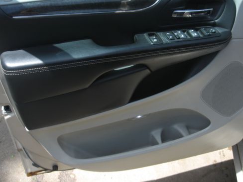 Used 2014 Chrysler Town & Country Touring FWD image 8
