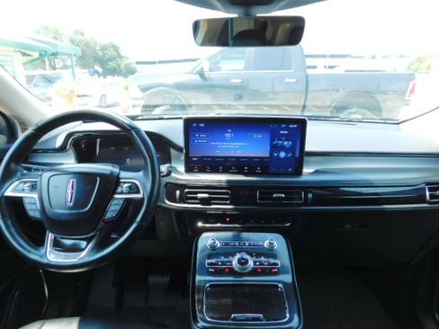 Used 2022 Lincoln Nautilus FWD image 13