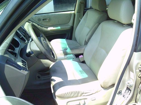 Used 2005 Toyota Highlander 2WD V6 w/ 3rd Row image 9