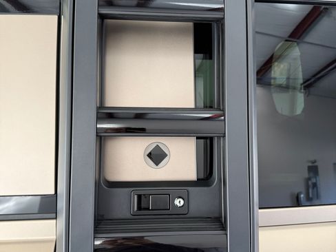 Used 2025 Land Rover Defender 110 OCTA image 13