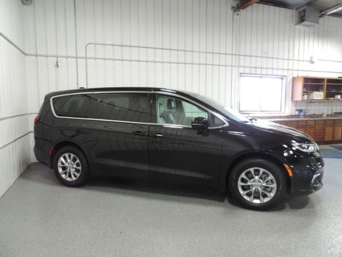 Used 2024 Chrysler Pacifica Touring-L AWD image 12