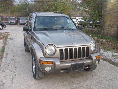 Used 2004 Jeep Liberty Limited image 2
