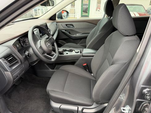 Used 2023 Nissan Rogue S image 3