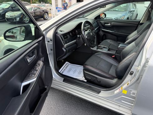 Used 2015 Toyota Camry SE Sedan FWD image 2