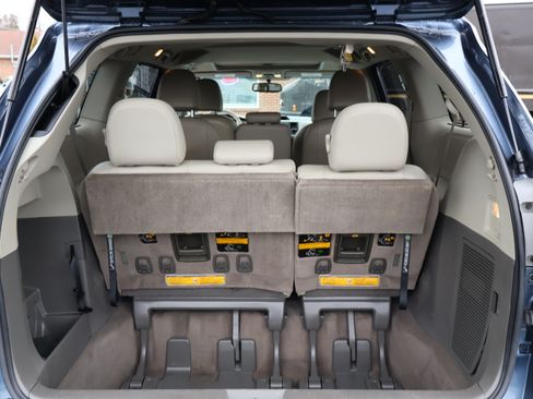 Used 2014 Toyota Sienna XLE image 17
