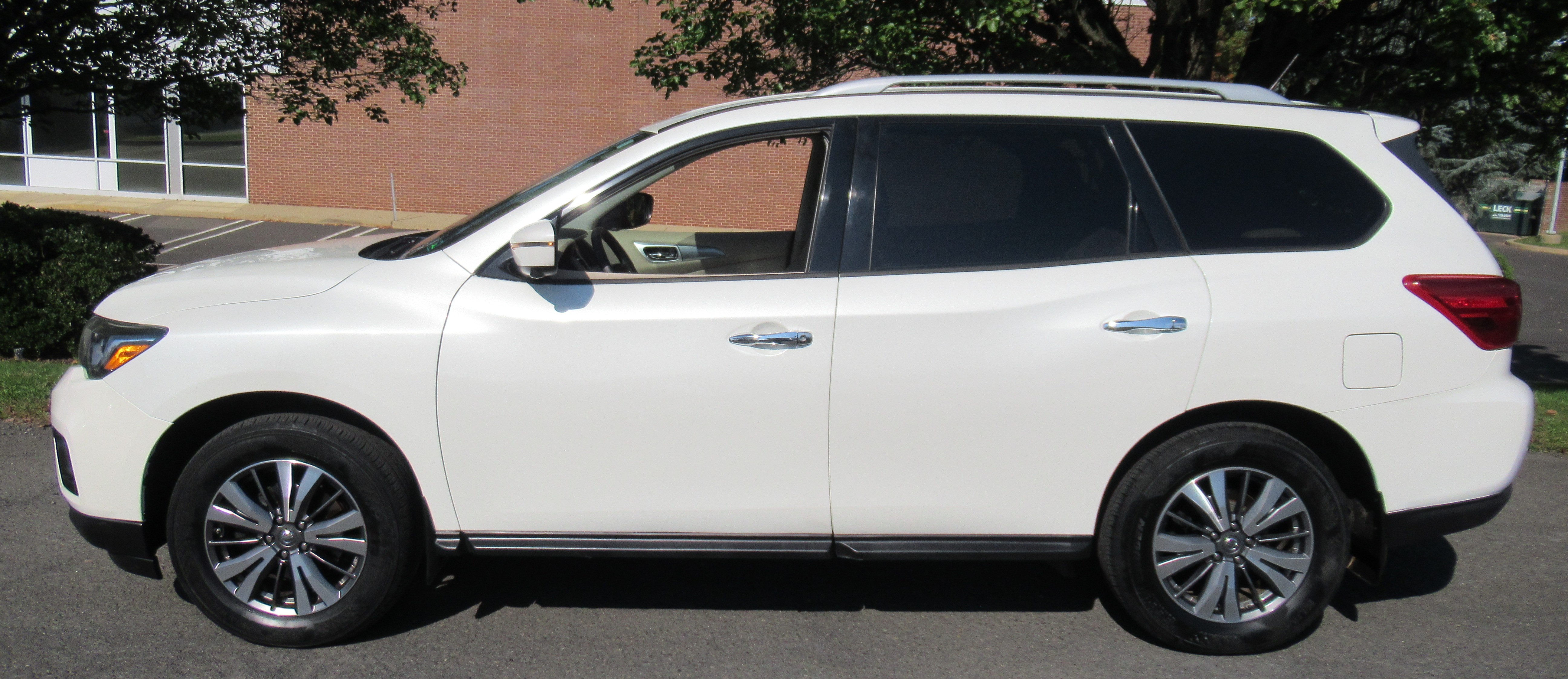 Used 2018 Nissan Pathfinder 4WD SL image 4