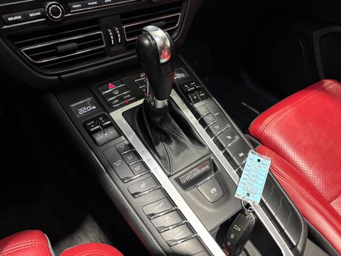 Used 2020 Porsche Macan image 24