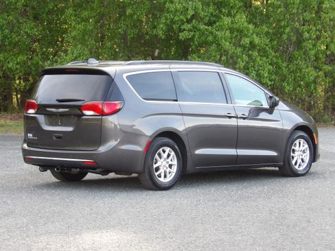 Used 2020 Chrysler Pacifica Touring image 8