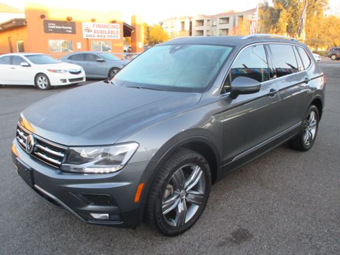 Used 2020 Volkswagen Tiguan SEL Premium image 17