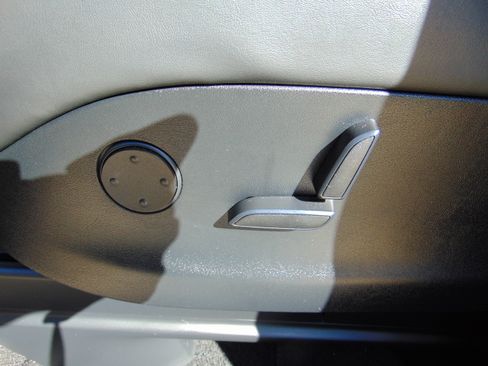 Used 2019 Tesla Model X image 11