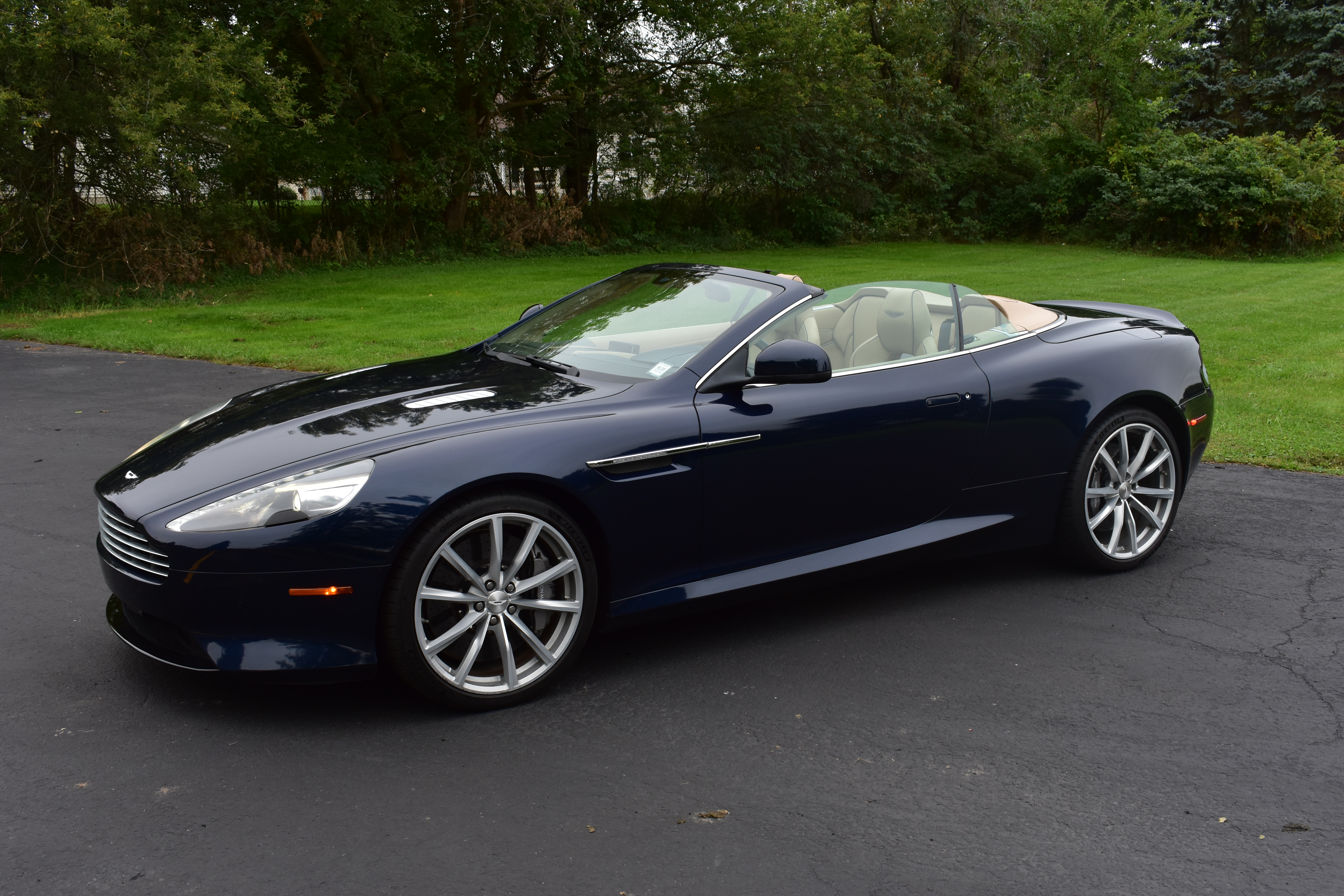 Used 2016 Aston Martin DB9 GT Volante RWD image 4