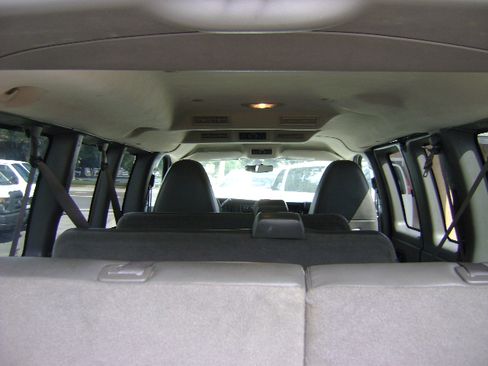 Used 2010 Chevrolet Express 3500 LS image 10