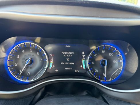 Used 2021 Chrysler Pacifica Touring-L FWD image 8