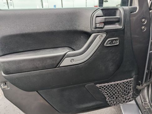 Used 2018 Jeep Wrangler Unlimited Sahara image 13