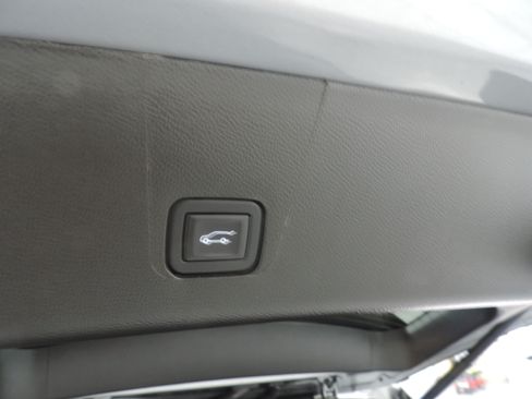 Used 2023 Chevrolet Traverse LT image 23