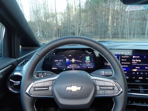 New 2026 Chevrolet Equinox EV LT image 2